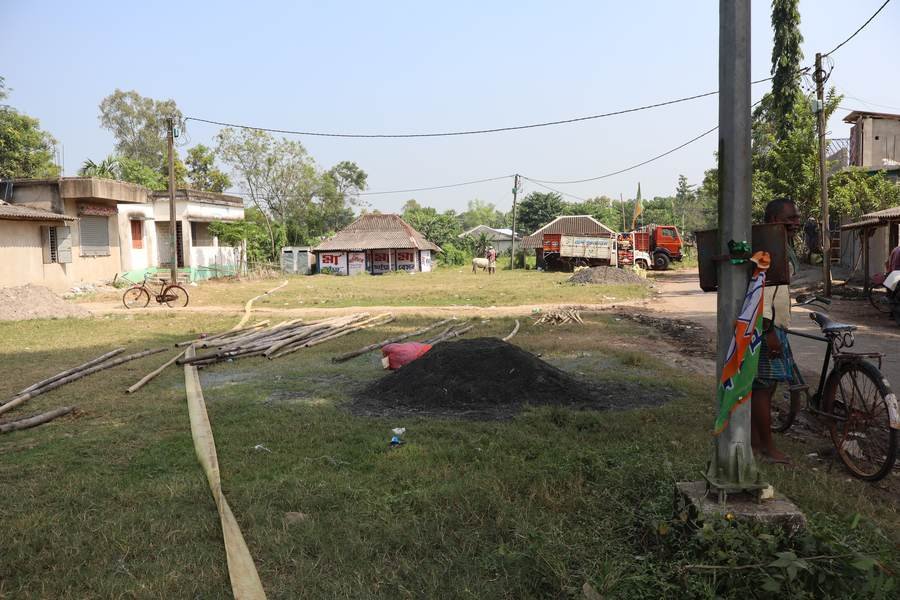 মাঠে বাঁশ এসে গেছে