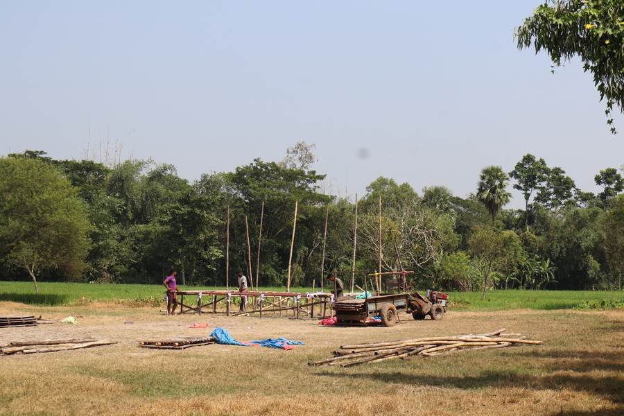 শ্রমিকরা মঞ্চ বাঁধছেন